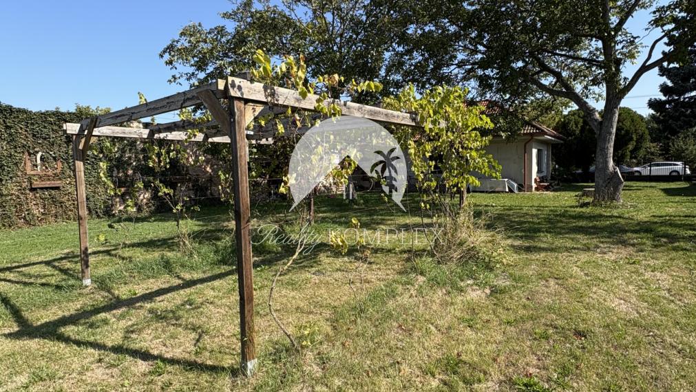 Reality KOMPLEX s.r.o. ponúka na PRENÁJOM 2 izbový zariadený pekný rodinný dom so záhradou  v obci Trávnik !!!