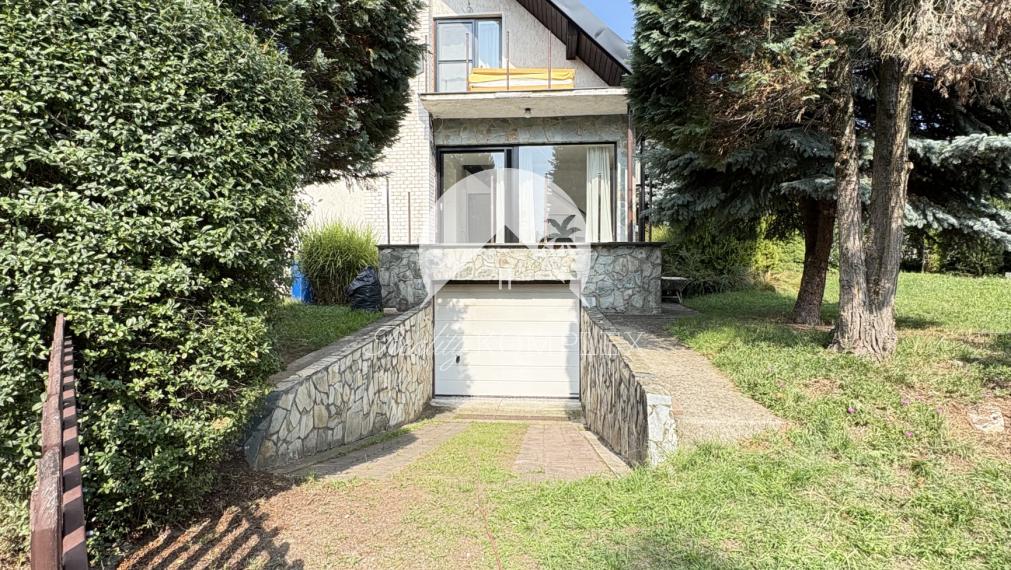 IBA U NÁS !!! Reality KOMPLEX s.r.o. Vám ponúka na PREDAJ zrekonštruovanú chatu v nádhernom, tichom prostredí 100m od Virtskom jazere !!!