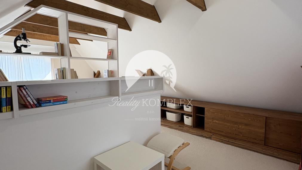 IBA U NÁS !!! Reality KOMPLEX s.r.o. Vám ponúka na PREDAJ zrekonštruovanú chatu v nádhernom, tichom prostredí 100m od Virtskom jazere !!!