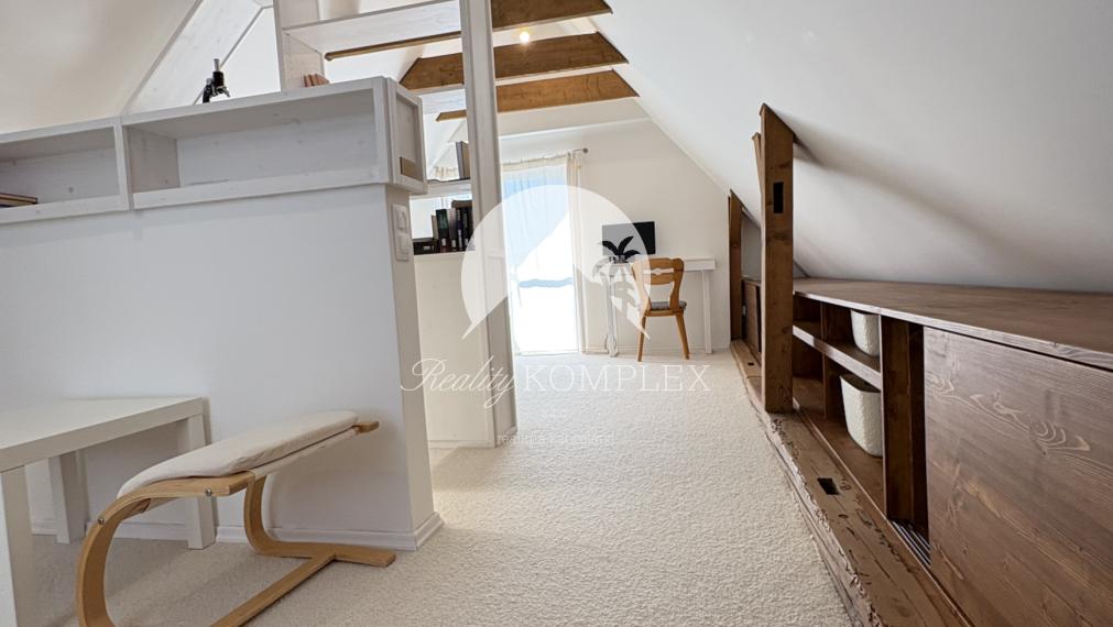 IBA U NÁS !!! Reality KOMPLEX s.r.o. Vám ponúka na PREDAJ zrekonštruovanú chatu v nádhernom, tichom prostredí 100m od Virtskom jazere !!!