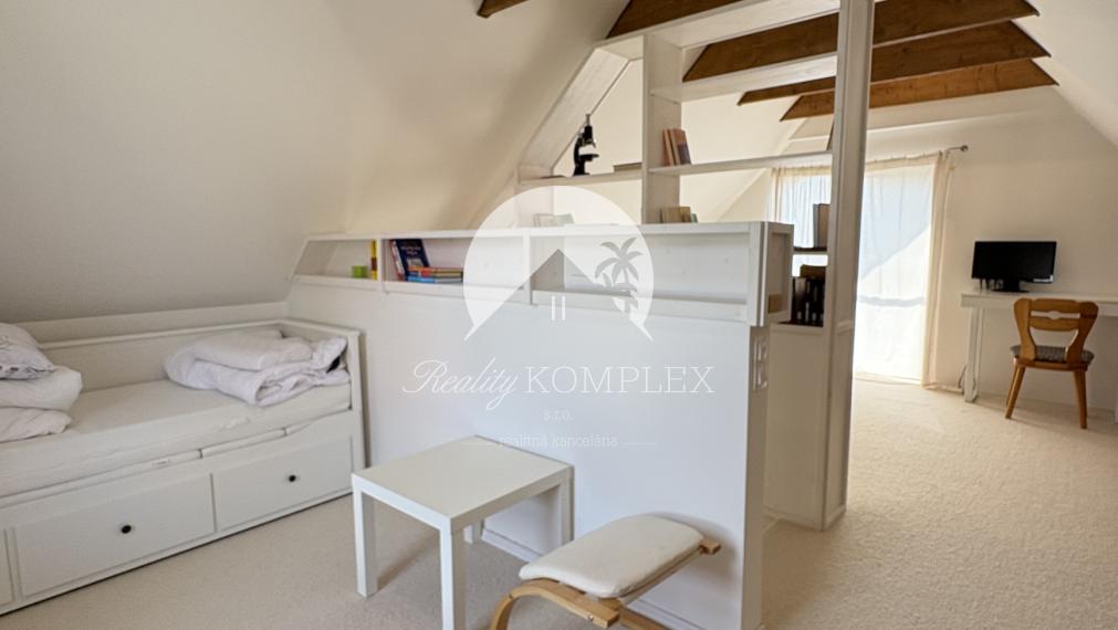 IBA U NÁS !!! Reality KOMPLEX s.r.o. Vám ponúka na PREDAJ zrekonštruovanú chatu v nádhernom, tichom prostredí 100m od Virtskom jazere !!!