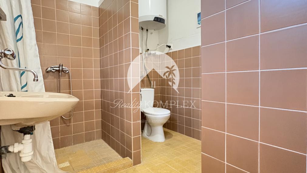 IBA U NÁS !!! Reality KOMPLEX s.r.o. Vám ponúka na PREDAJ zrekonštruovanú chatu v nádhernom, tichom prostredí 100m od Virtskom jazere !!!