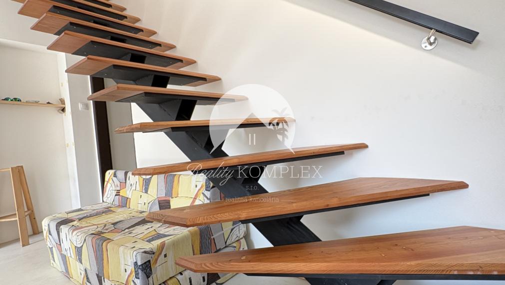 IBA U NÁS !!! Reality KOMPLEX s.r.o. Vám ponúka na PREDAJ zrekonštruovanú chatu v nádhernom, tichom prostredí 100m od Virtskom jazere !!!