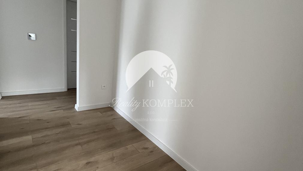 Reality KOMPLEX s.r.o., Vám ponúka na predaj moderný 4-izbový bungalov v Topoľníkoch