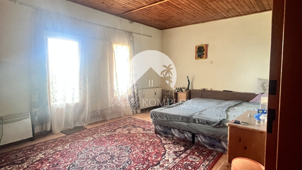 Pri brehu Virtského jazera na PREDAJ rodinný dom s veľkým pozemkom