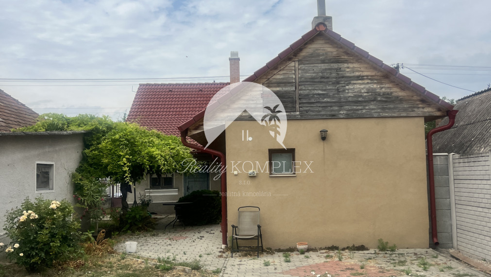 ZNÍŽENÁ CENA!!! Pekný rodinný dom len pár krokov od štrkovo-piesočnatej pláže Dunaja na PREDAJ v Kravanoch nad Dunajom