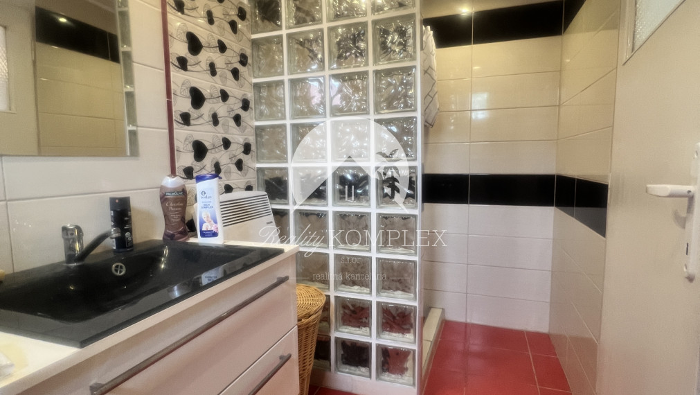 ZNÍŽENÁ CENA!!! Pekný rodinný dom len pár krokov od štrkovo-piesočnatej pláže Dunaja na PREDAJ v Kravanoch nad Dunajom