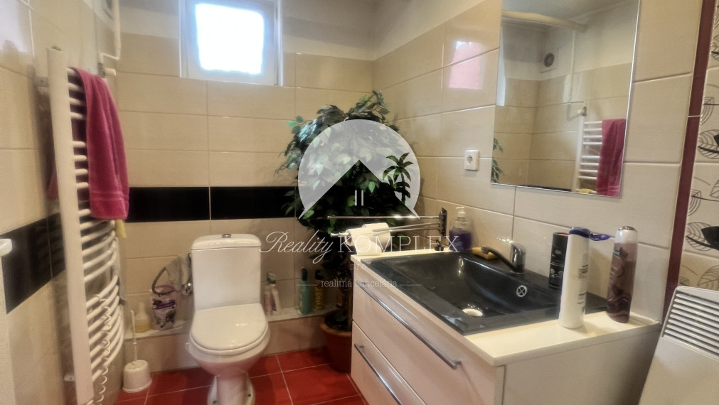 ZNÍŽENÁ CENA!!! Pekný rodinný dom len pár krokov od štrkovo-piesočnatej pláže Dunaja na PREDAJ v Kravanoch nad Dunajom