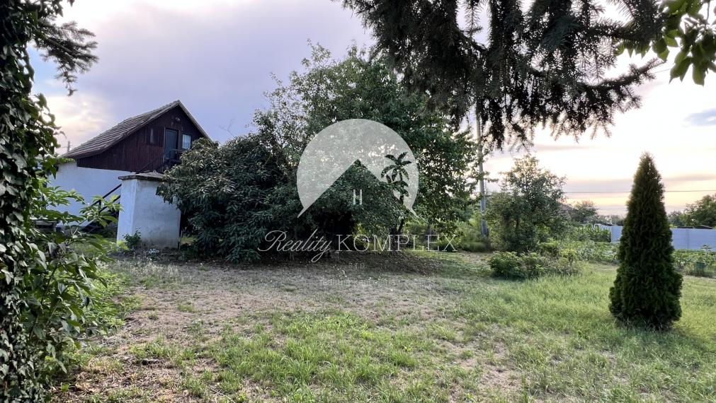 Na PREDAJ menší rodinný dom na veľkom pozemku v tichom prostredí v Martovciach!