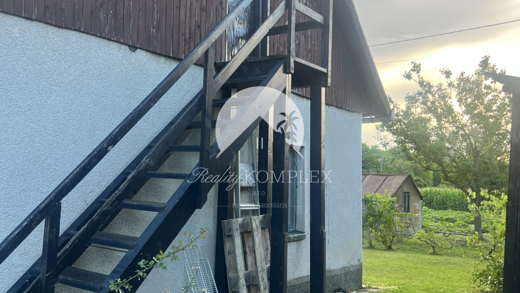 Na PREDAJ menší rodinný dom na veľkom pozemku v tichom prostredí v Martovciach!