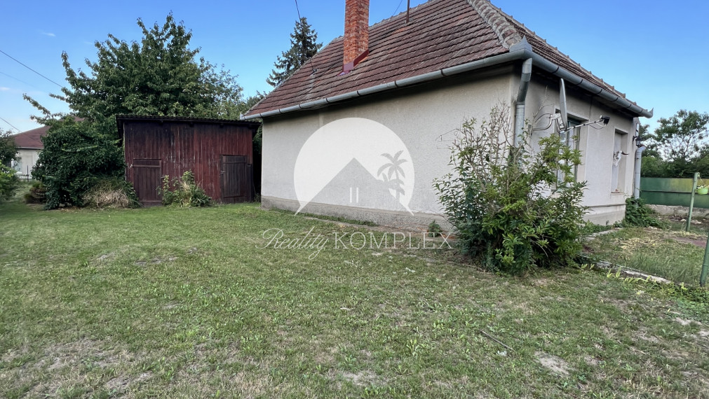 Na PREDAJ menší rodinný dom na veľkom pozemku v tichom prostredí v Martovciach!