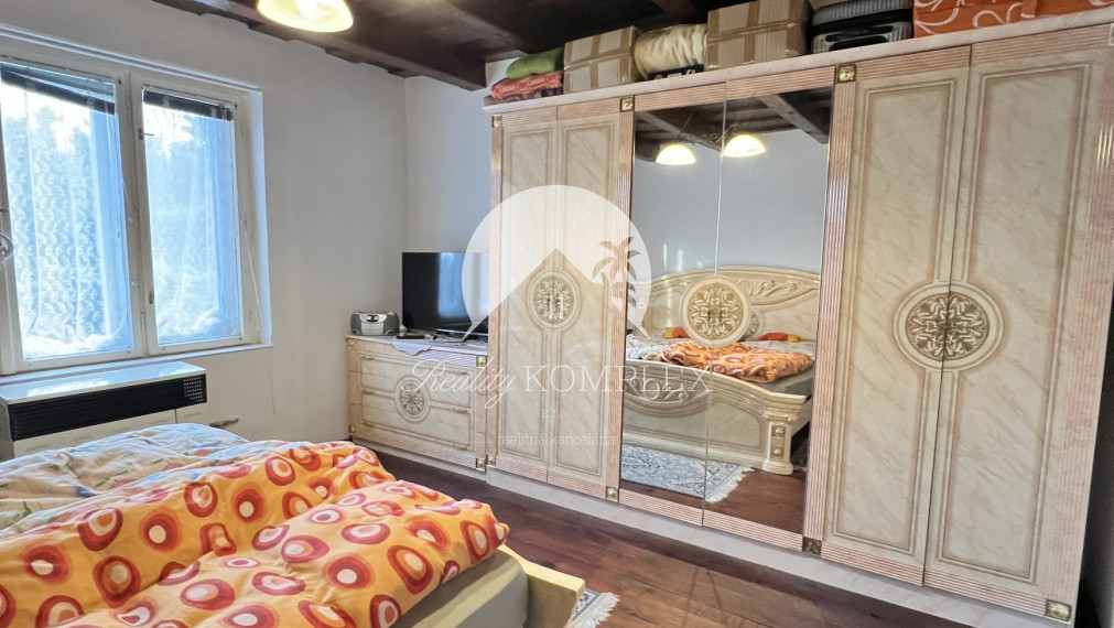 Na PREDAJ menší rodinný dom na veľkom pozemku v tichom prostredí v Martovciach!