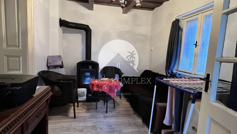 Na PREDAJ menší rodinný dom na veľkom pozemku v tichom prostredí v Martovciach!