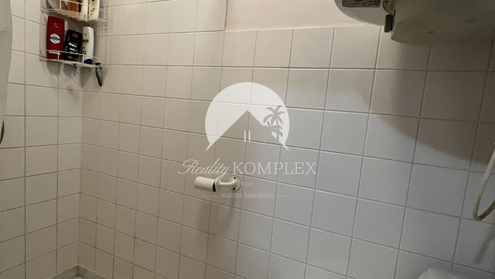 Na PREDAJ menší rodinný dom na veľkom pozemku v tichom prostredí v Martovciach!