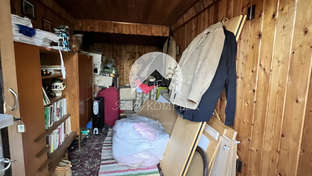 Na PREDAJ menší rodinný dom na veľkom pozemku v tichom prostredí v Martovciach!