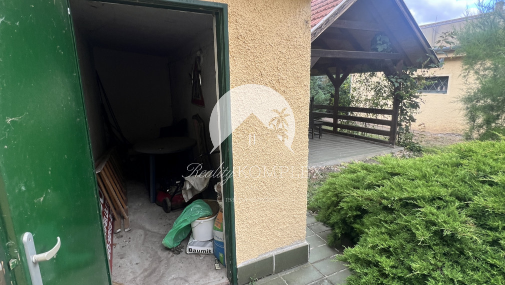 Starší rodinný dom s veľkým pozemkom na výnimočnom mieste v Štúrove – ideálna investičná príležitosť!