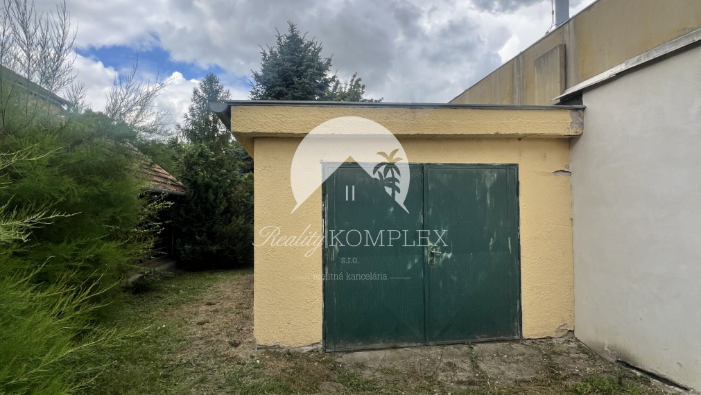 Starší rodinný dom s veľkým pozemkom na výnimočnom mieste v Štúrove – ideálna investičná príležitosť!