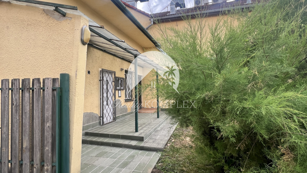 Starší rodinný dom s veľkým pozemkom na výnimočnom mieste v Štúrove – ideálna investičná príležitosť!