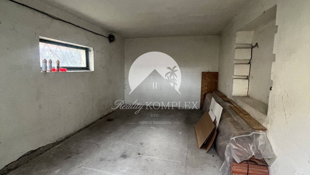 Starší rodinný dom s veľkým pozemkom na výnimočnom mieste v Štúrove – ideálna investičná príležitosť!