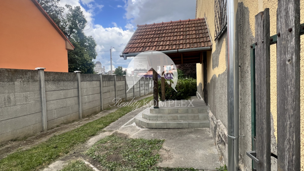 Starší rodinný dom s veľkým pozemkom na výnimočnom mieste v Štúrove – ideálna investičná príležitosť!