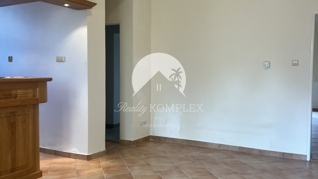 Starší rodinný dom s veľkým pozemkom na výnimočnom mieste v Štúrove – ideálna investičná príležitosť!