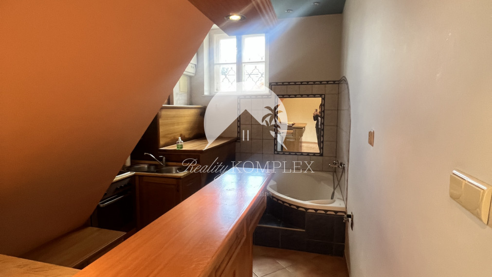 Starší rodinný dom s veľkým pozemkom na výnimočnom mieste v Štúrove – ideálna investičná príležitosť!