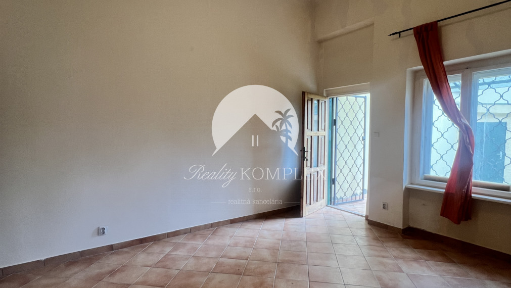 Starší rodinný dom s veľkým pozemkom na výnimočnom mieste v Štúrove – ideálna investičná príležitosť!