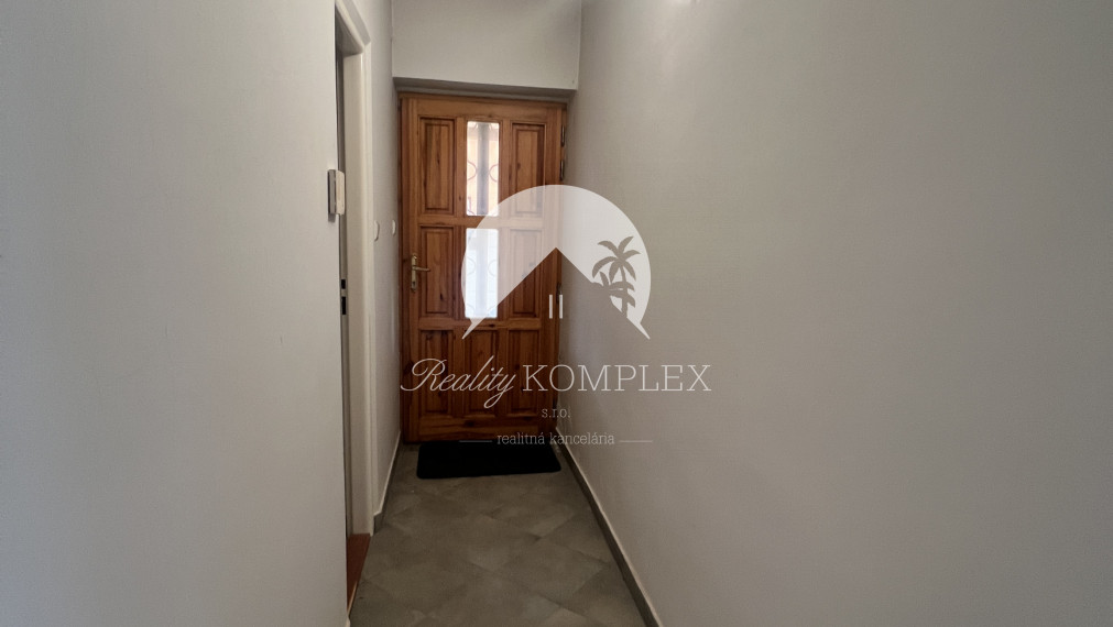 Starší rodinný dom s veľkým pozemkom na výnimočnom mieste v Štúrove – ideálna investičná príležitosť!