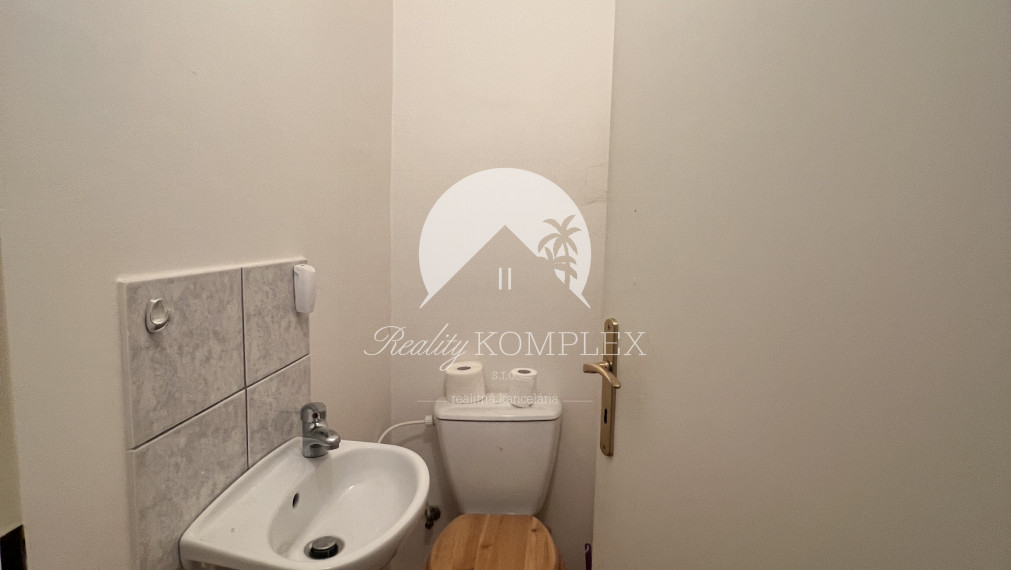 Starší rodinný dom s veľkým pozemkom na výnimočnom mieste v Štúrove – ideálna investičná príležitosť!