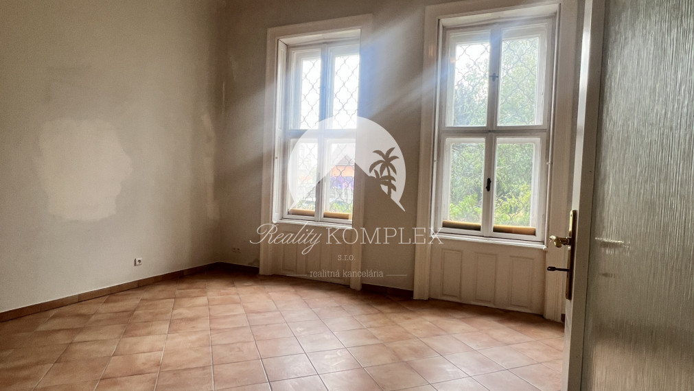 Starší rodinný dom s veľkým pozemkom na výnimočnom mieste v Štúrove – ideálna investičná príležitosť!