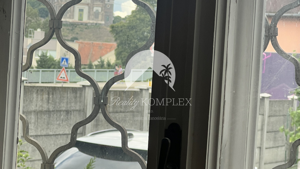 Starší rodinný dom s veľkým pozemkom na výnimočnom mieste v Štúrove – ideálna investičná príležitosť!