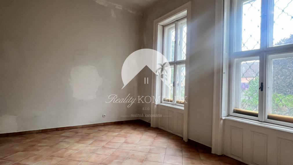 Starší rodinný dom s veľkým pozemkom na výnimočnom mieste v Štúrove – ideálna investičná príležitosť!