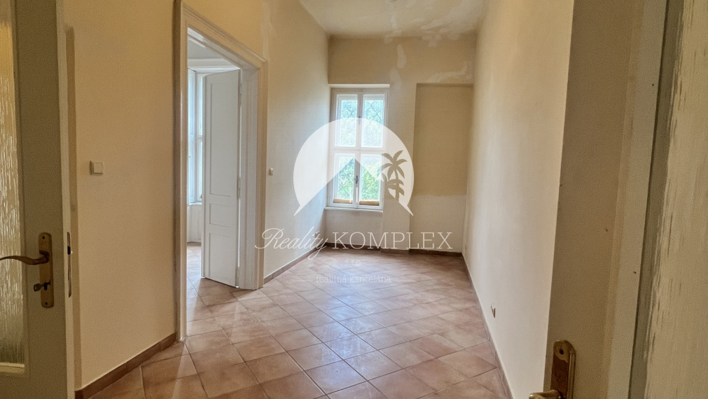 Starší rodinný dom s veľkým pozemkom na výnimočnom mieste v Štúrove – ideálna investičná príležitosť!