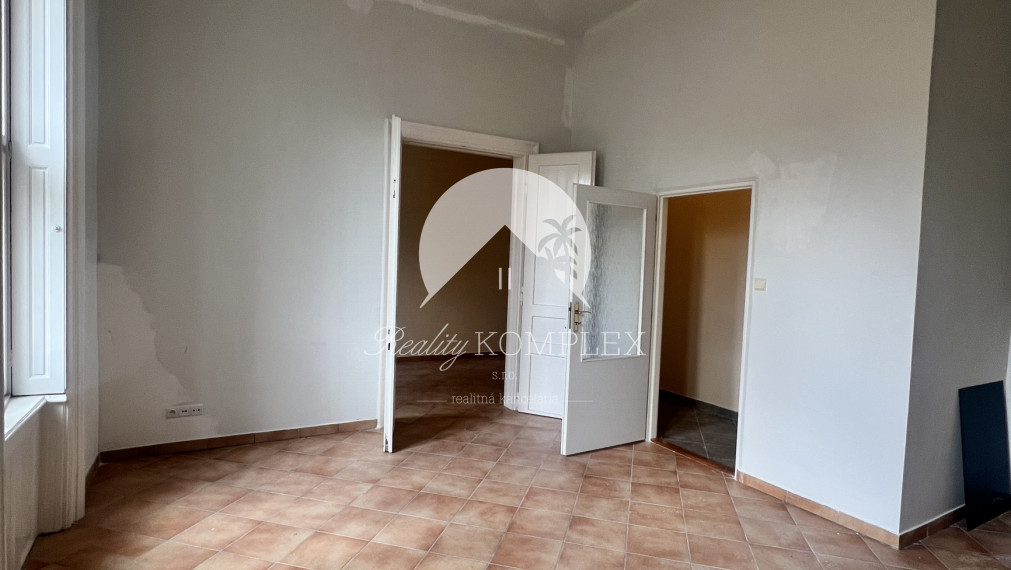 Starší rodinný dom s veľkým pozemkom na výnimočnom mieste v Štúrove – ideálna investičná príležitosť!