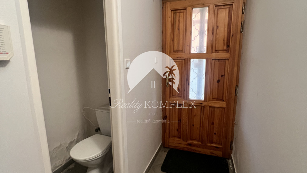 Starší rodinný dom s veľkým pozemkom na výnimočnom mieste v Štúrove – ideálna investičná príležitosť!