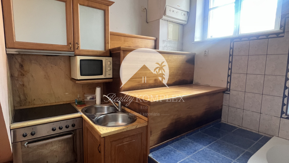 Starší rodinný dom s veľkým pozemkom na výnimočnom mieste v Štúrove – ideálna investičná príležitosť!