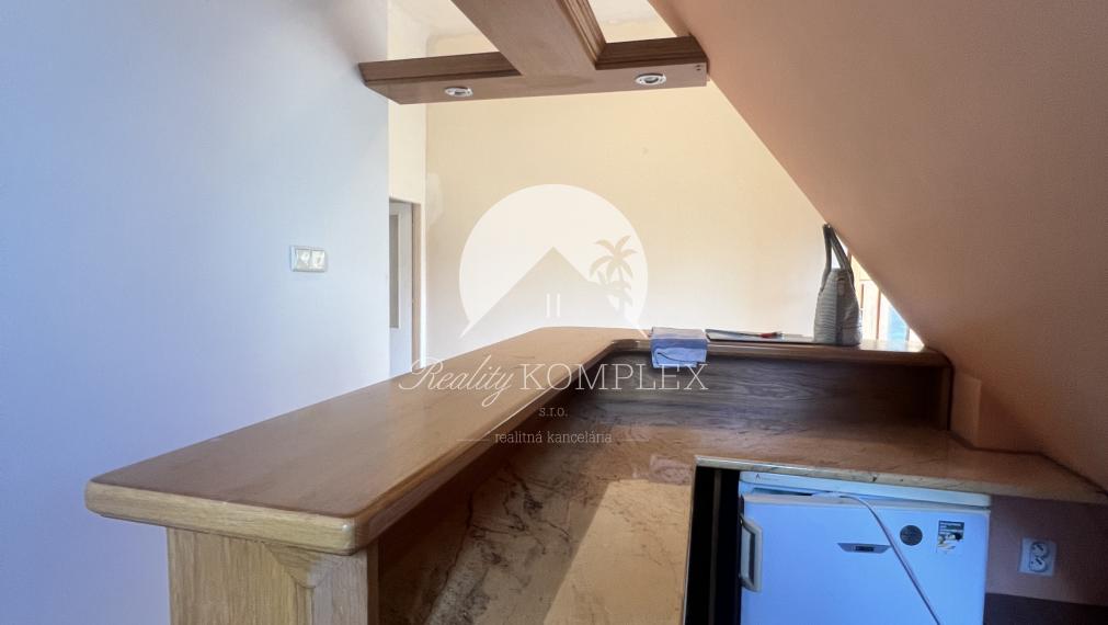 Starší rodinný dom s veľkým pozemkom na výnimočnom mieste v Štúrove – ideálna investičná príležitosť!