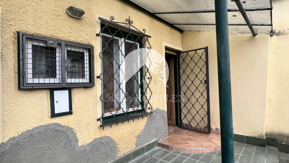 Starší rodinný dom s veľkým pozemkom na výnimočnom mieste v Štúrove – ideálna investičná príležitosť!