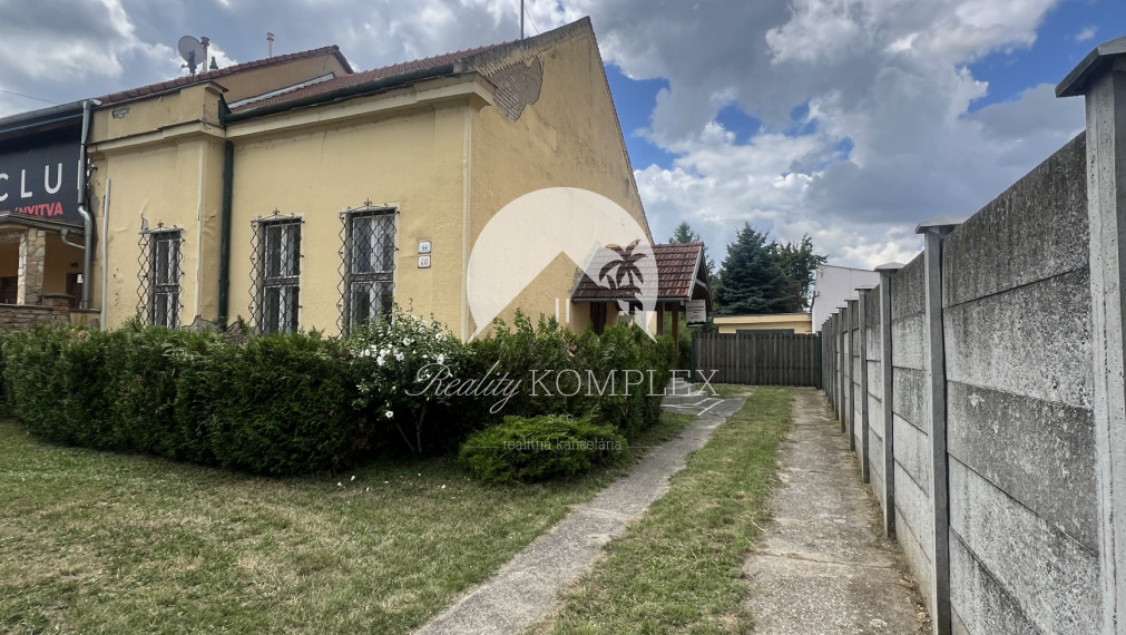 Starší rodinný dom s veľkým pozemkom na výnimočnom mieste v Štúrove – ideálna investičná príležitosť!