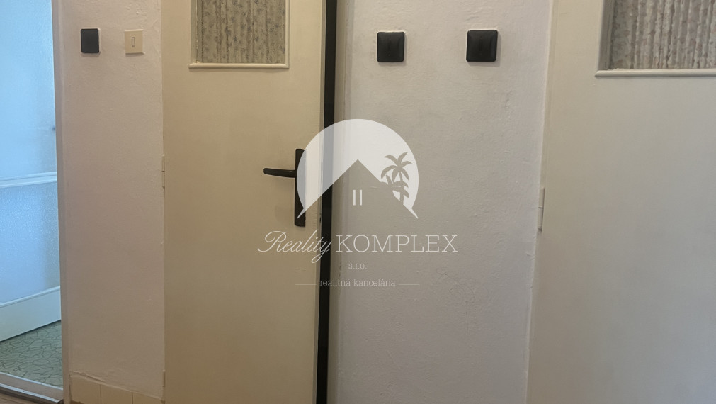 Zachovalý dvojizbový byt s lodgiou v absolútnom centre Komárna na PREDAj!