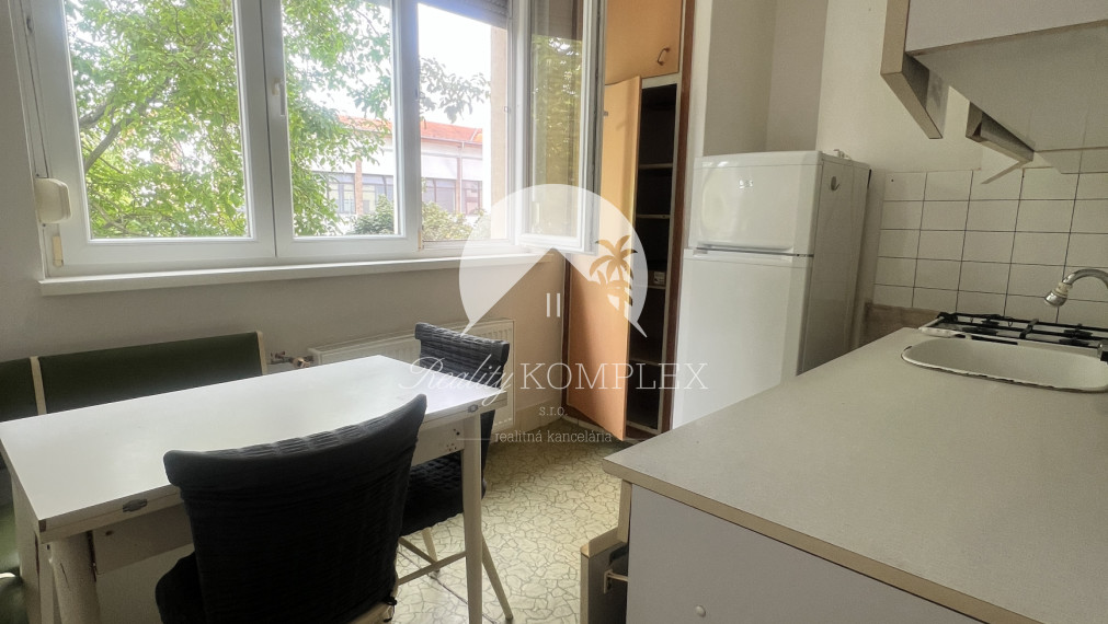 Zachovalý dvojizbový byt s lodgiou v absolútnom centre Komárna na PREDAj!