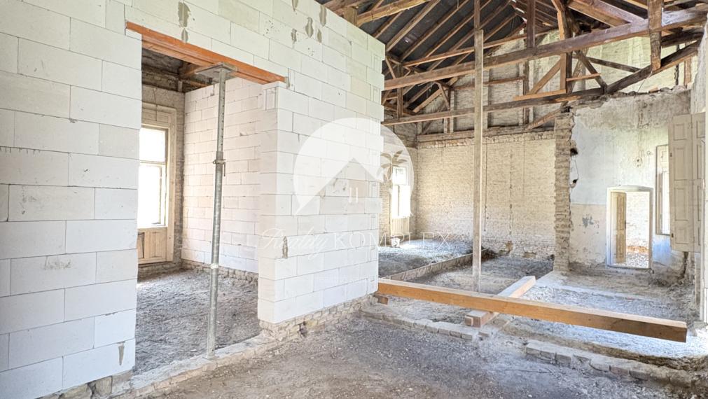 EXKLUZÍVNE IBA U NÁS !!! Reality KOMPLEX s.r.o. vám ponúka na predaj výnimočný dom v srdci historického Komárna – bývanie aj investícia s budúcnosťou !!!