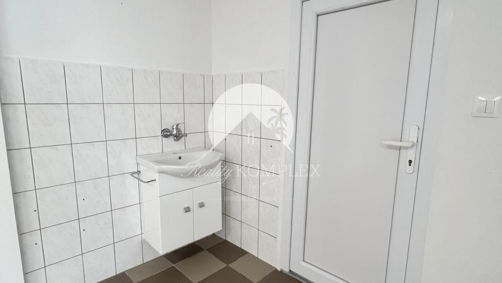 Reality KOMPLEX s.r.o. Vám ponúka do NÁJMU obchodný priestor na výbornom mieste v Marcelovej!!