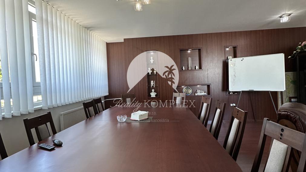 Reality KOMPLEX s.r.o. Vám ponúka na prenájom dve kancelárie v administratívnej budove v Komárne na Družstevnej ulici – s možnosťou prepojenia do jedného celku