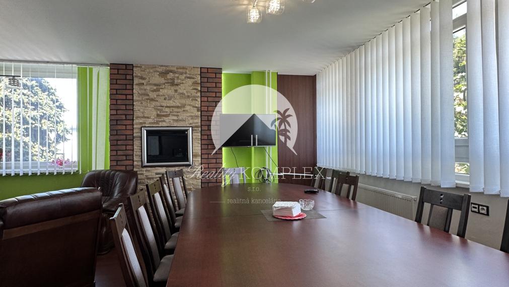 Reality KOMPLEX s.r.o. Vám ponúka na prenájom dve kancelárie v administratívnej budove v Komárne na Družstevnej ulici – s možnosťou prepojenia do jedného celku