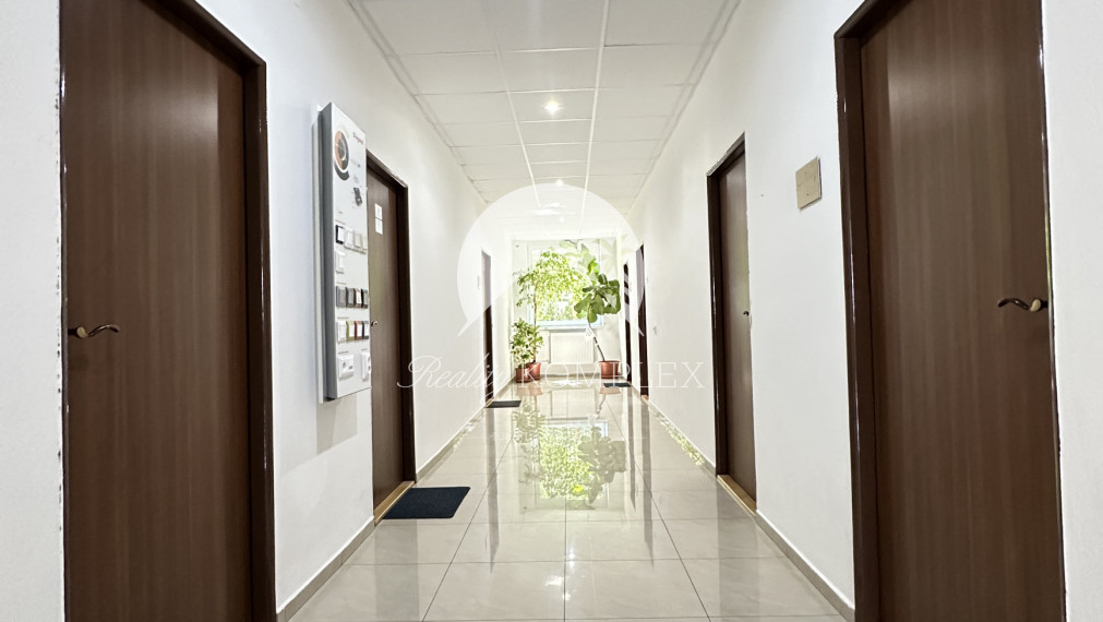 Reality KOMPLEX s.r.o. Vám ponúka na prenájom dve kancelárie v administratívnej budove v Komárne na Družstevnej ulici – s možnosťou prepojenia do jedného celku