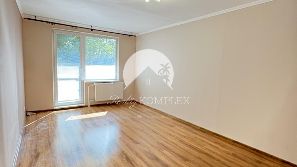 Pozor veľká zľava!! Reality KOMPLEX s.r.o. Vám ponúka na PREDAJ priestranný, zrekonštruovaný  3 izbový byt s bakónom na najlepšej adrese v meste Hurbanovo !!!