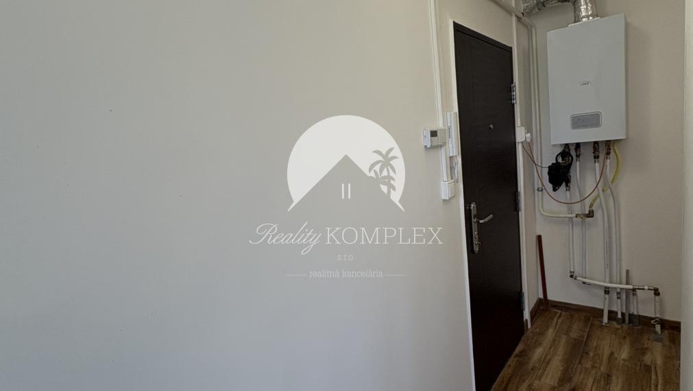 Pozor veľká zľava!! Reality KOMPLEX s.r.o. Vám ponúka na PREDAJ priestranný, zrekonštruovaný  3 izbový byt s bakónom na najlepšej adrese v meste Hurbanovo !!!