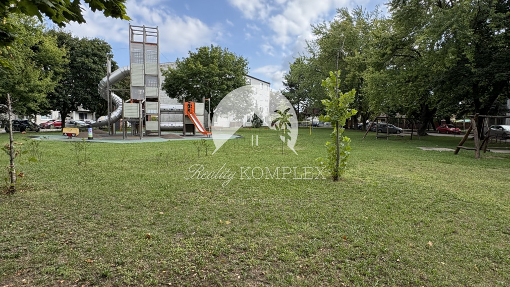 Pozor veľká zľava!! Reality KOMPLEX s.r.o. Vám ponúka na PREDAJ priestranný, zrekonštruovaný  3 izbový byt s bakónom na najlepšej adrese v meste Hurbanovo !!!