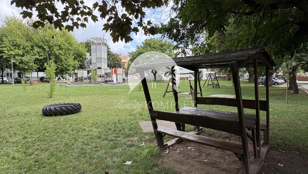 Pozor veľká zľava!! Reality KOMPLEX s.r.o. Vám ponúka na PREDAJ priestranný, zrekonštruovaný  3 izbový byt s bakónom na najlepšej adrese v meste Hurbanovo !!!